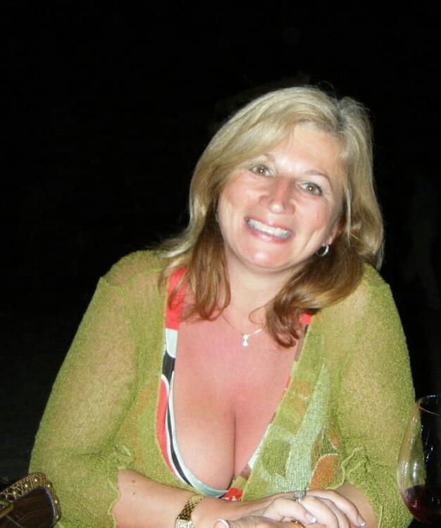 20P Mature ladies braless cleavage pokies 171