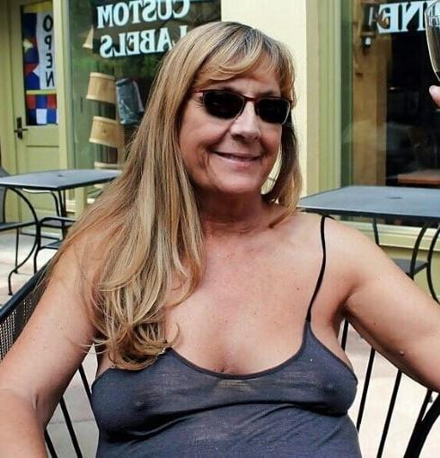 20P Mature ladies braless cleavage pokies 171