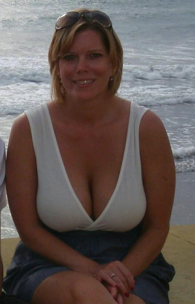 20P Mature ladies braless cleavage pokies 171