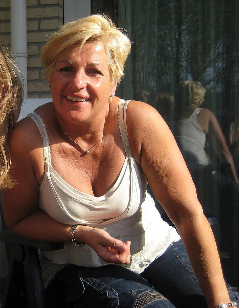 20P Mature ladies braless cleavage pokies 171