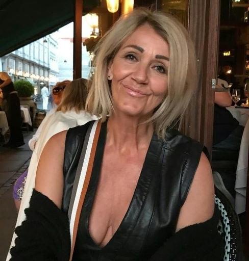 20P Mature ladies braless cleavage pokies 171