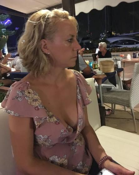 20P Mature ladies braless cleavage pokies 171