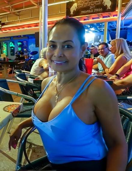 20P Mature ladies braless cleavage pokies 171