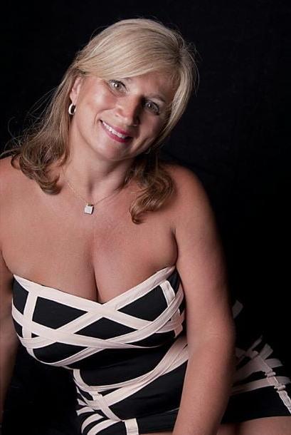 20P Mature ladies braless cleavage pokies 171