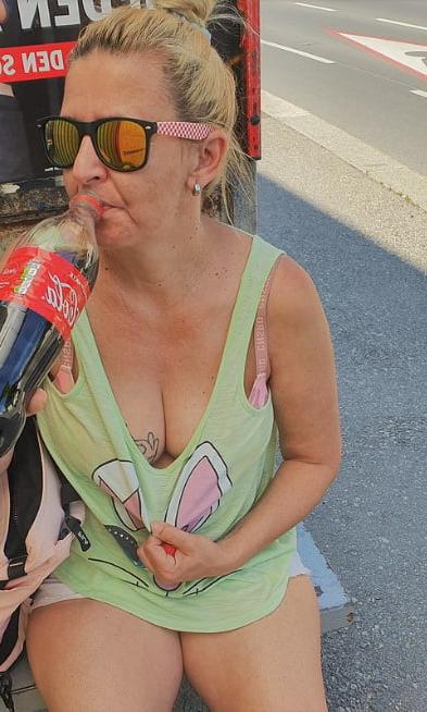 20P Mature ladies braless cleavage pokies 171