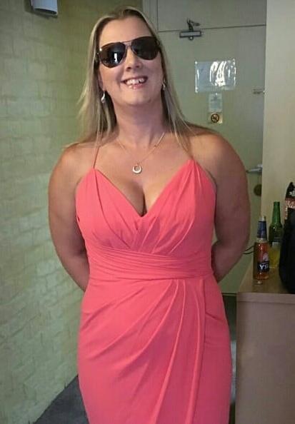 20P Mature ladies braless cleavage pokies 173