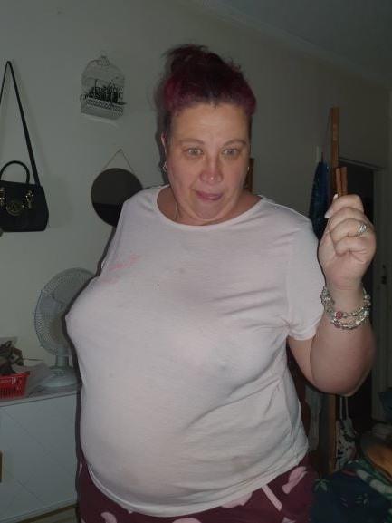 20P Mature ladies braless cleavage pokies 173