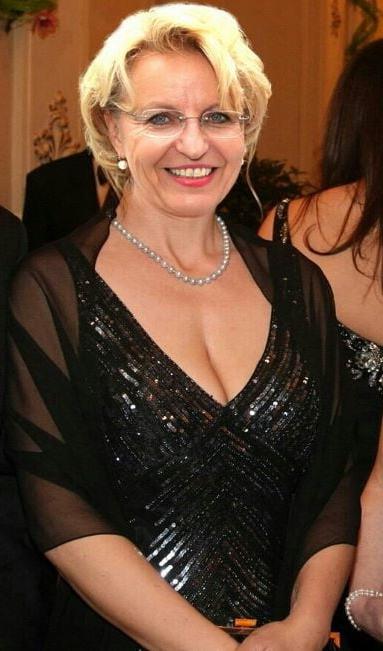 20P Mature ladies braless cleavage pokies 173