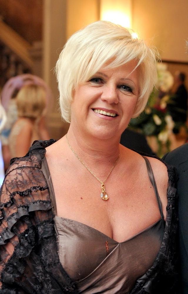 20P Mature ladies braless cleavage pokies 173