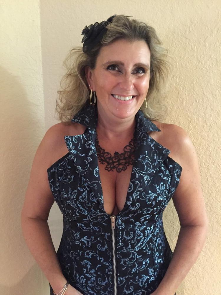 20P Mature ladies braless cleavage pokies 173
