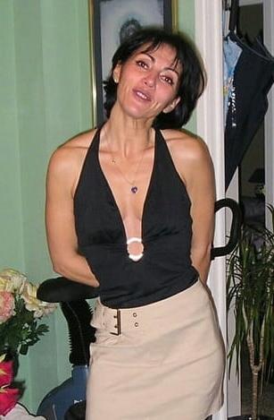 20P Mature ladies braless cleavage pokies 173