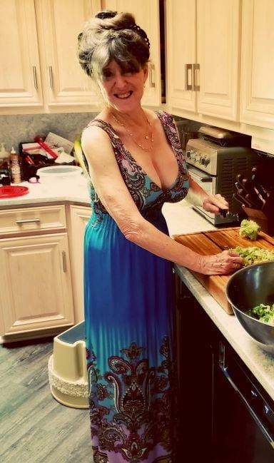20P Mature ladies braless cleavage pokies 173