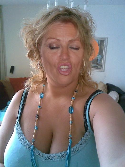 20P Mature ladies braless cleavage pokies 173