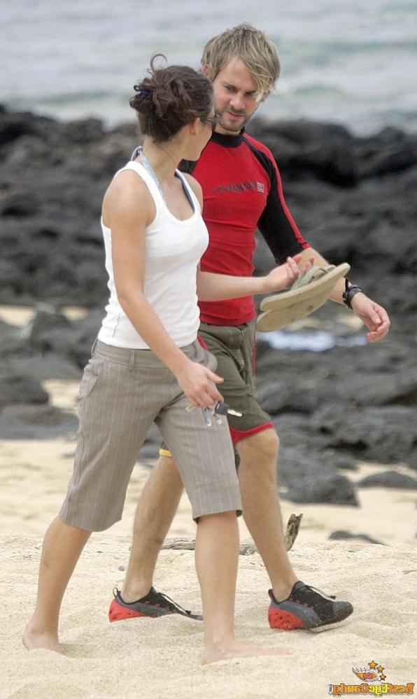 25P Evangeline Lilly bikini-mix
