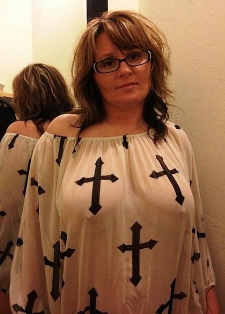 20P Mature ladies braless cleavage pokies 168