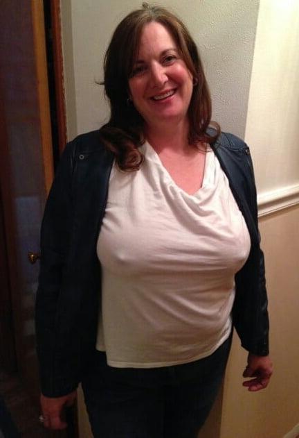 20P Mature ladies braless cleavage pokies 168