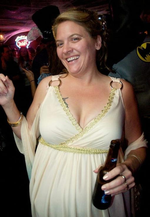 20P Mature ladies braless cleavage pokies 168