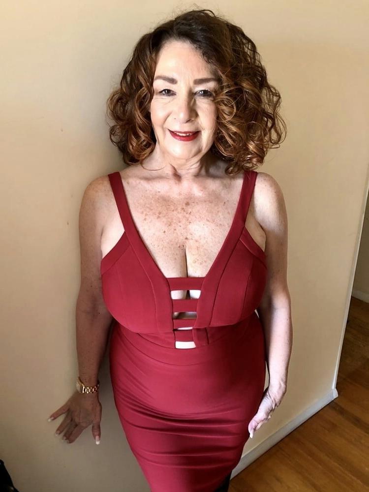 20P Mature ladies braless cleavage pokies 168
