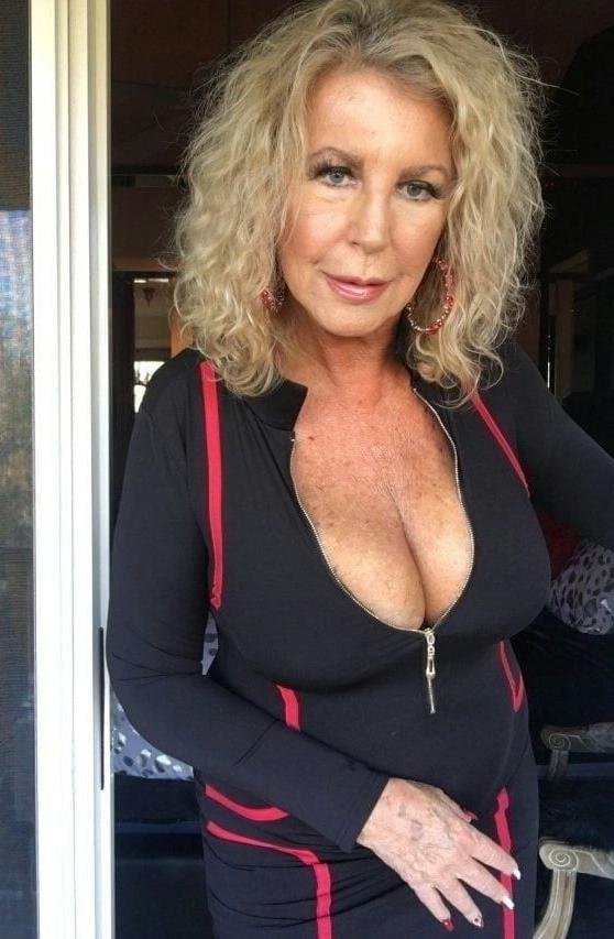 20P Mature ladies braless cleavage pokies 168