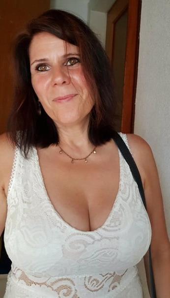 20P Mature ladies braless cleavage pokies 168