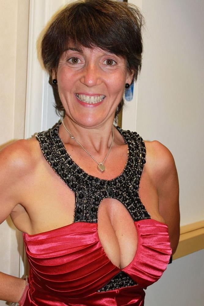 20P Mature ladies braless cleavage pokies 168