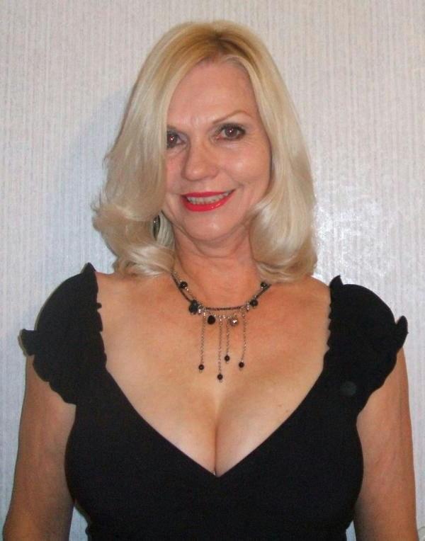 20P Mature ladies braless cleavage pokies 168