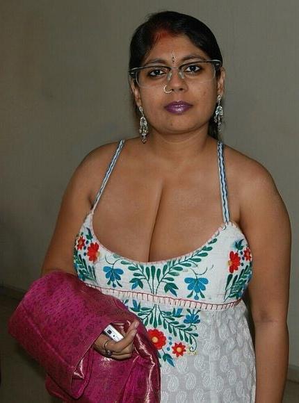 20P Mature ladies braless cleavage pokies 168