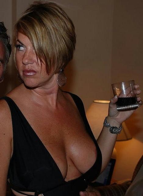 20P Mature ladies braless cleavage pokies 168
