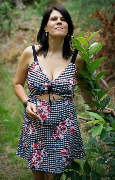 20P Mature ladies braless cleavage pokies 169