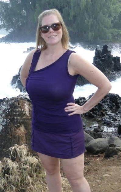 20P Mature ladies braless cleavage pokies 169