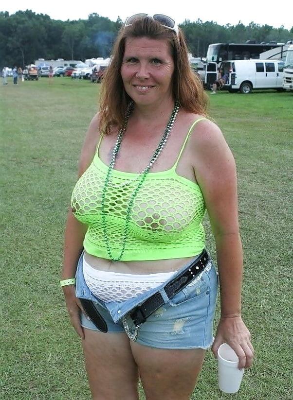 20P Mature ladies braless cleavage pokies 169