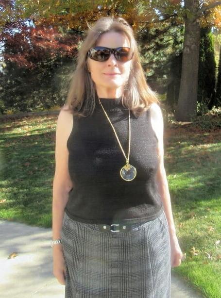 20P Mature ladies braless cleavage pokies 169