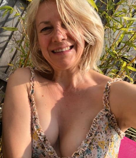20P Mature ladies braless cleavage pokies 169