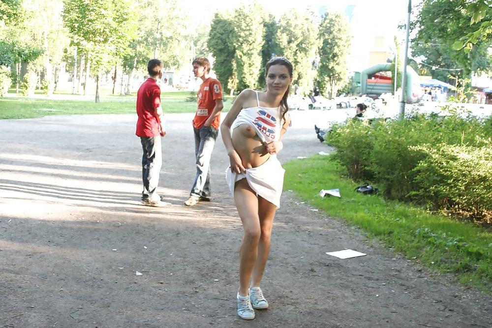 25P BRUNETTE FLASHING IN PUBLIC