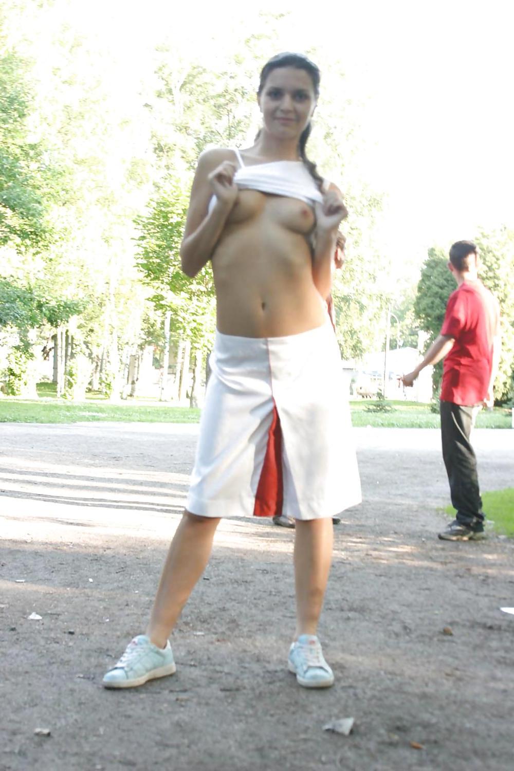 25P BRUNETTE FLASHING IN PUBLIC