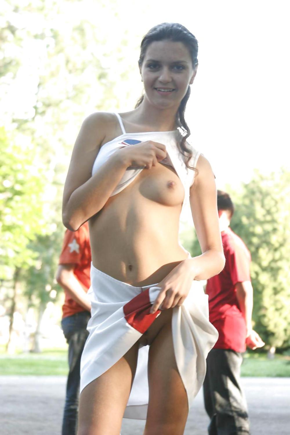 25P BRUNETTE FLASHING IN PUBLIC