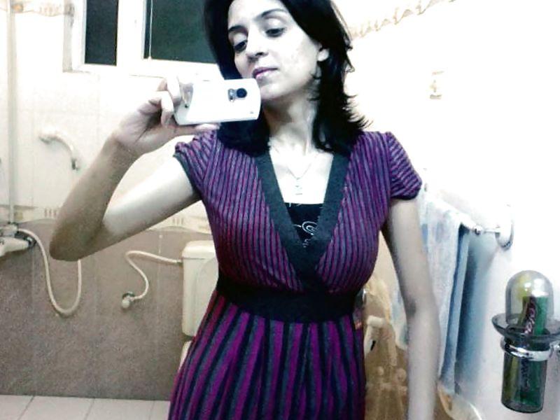 8P Indian babe showing cleavage - coolbudy