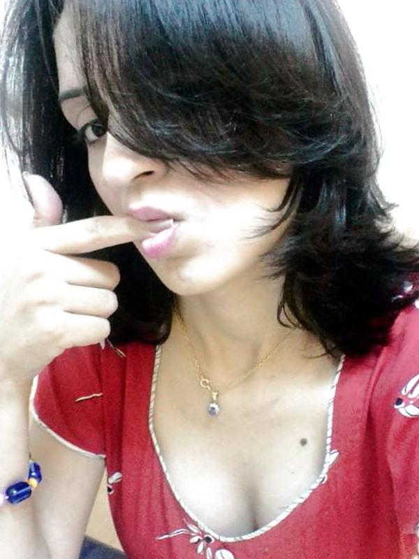 8P Indian babe showing cleavage - coolbudy