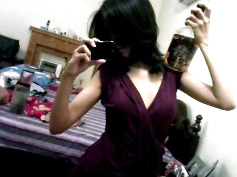 8P Indian babe showing cleavage - coolbudy