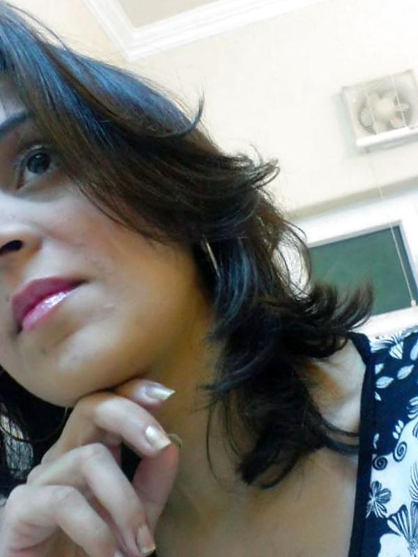 8P Indian babe showing cleavage - coolbudy