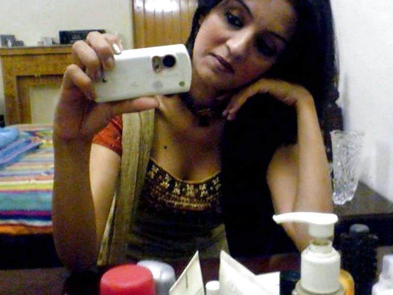 8P Indian babe showing cleavage - coolbudy
