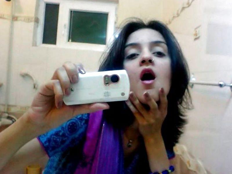 8P Indian babe showing cleavage - coolbudy