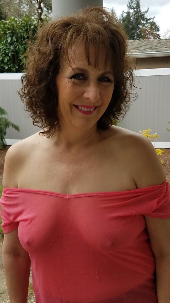 20P Mature ladies braless cleavage pokies 167