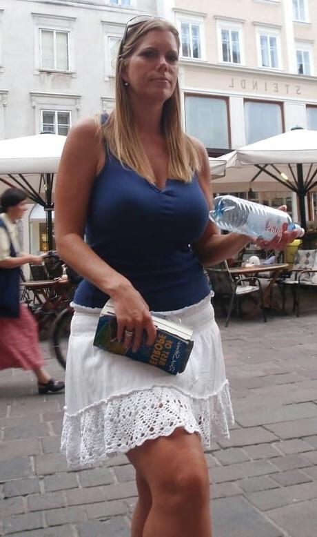 20P Mature ladies braless cleavage pokies 167