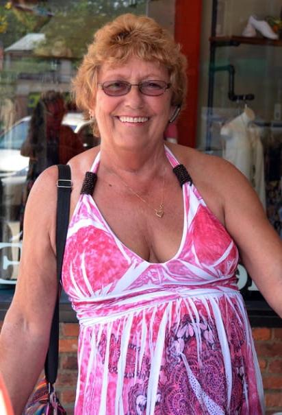 20P Mature ladies braless cleavage pokies 167