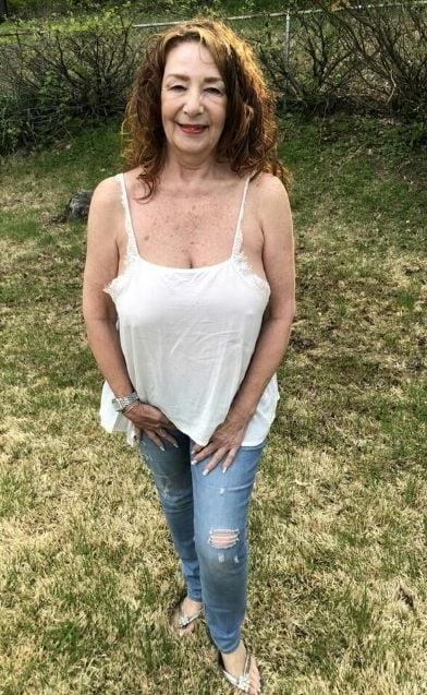 20P Mature ladies braless cleavage pokies 167