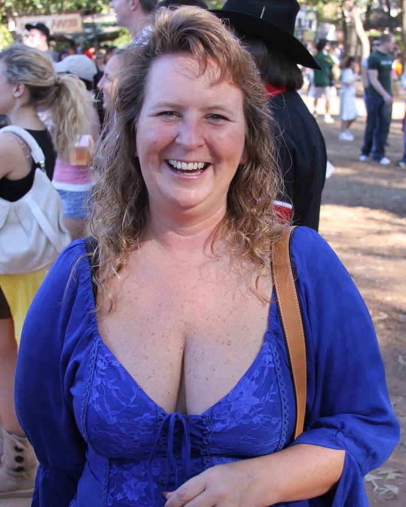 20P Mature ladies braless cleavage pokies 167
