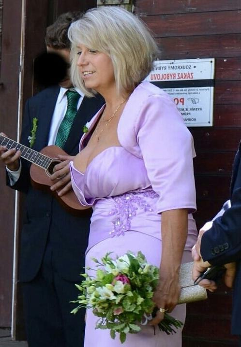 20P Mature ladies braless cleavage pokies 167