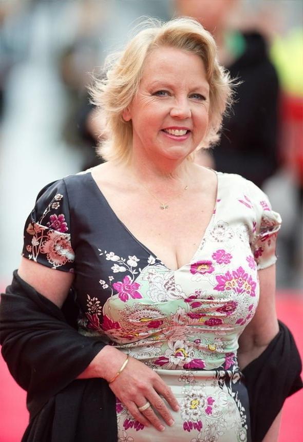 20P Mature ladies braless cleavage pokies 167
