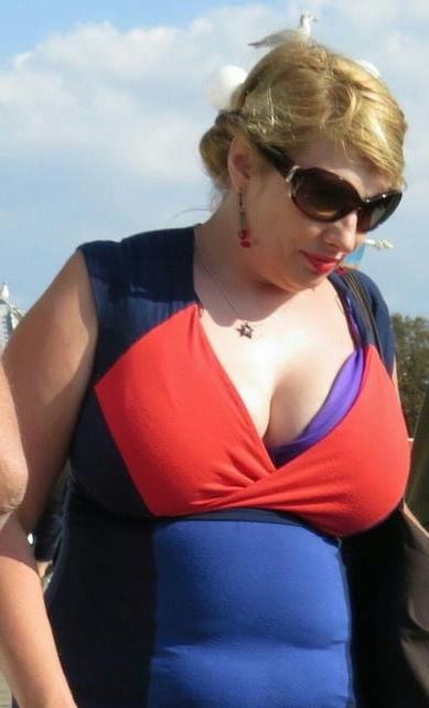 20P Mature ladies braless cleavage pokies 167